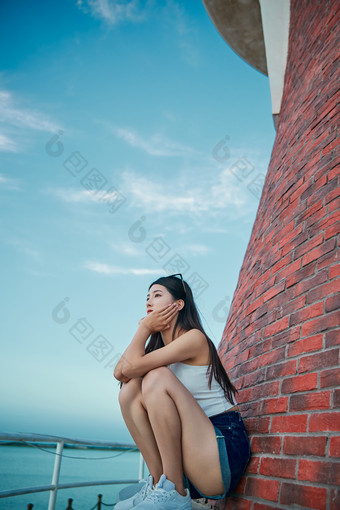 盛夏夕阳晚霞湖边码头看风景的少女