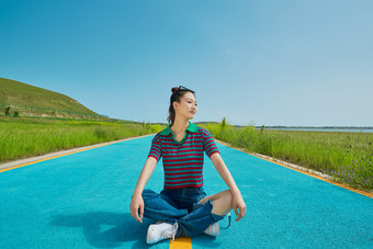 <strong>夏日</strong>湖边彩色公路上的亚洲少女