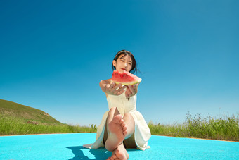 夏日户外湖边彩色公路上玩耍吃西瓜的少女