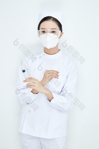 穿护士服戴口罩手执<strong>针筒</strong>的年轻女护士