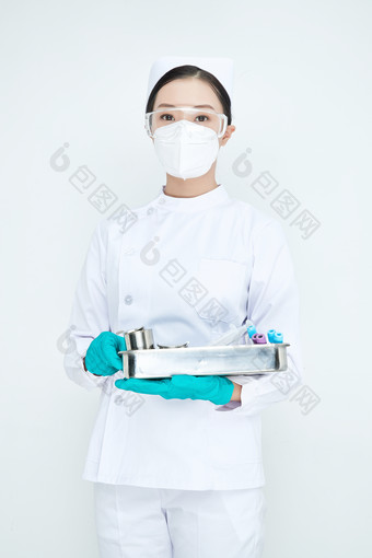身穿护士服手抱化验托盘的年轻女护士
