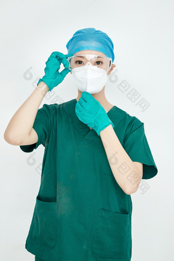 白色背景下的外科手术医疗人员形象