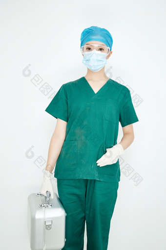手持外科医疗手术器械箱的年轻女性<strong>医生</strong>