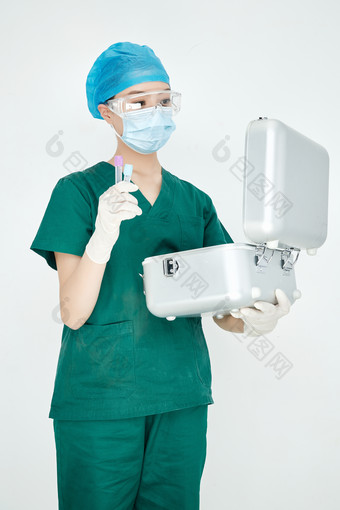 手持外科医疗手术器械箱的年轻女性<strong>医生</strong>