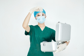 手持外科医疗手术器械箱的年轻女性医生