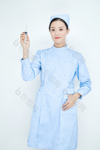 穿护士服戴口罩手执<strong>针筒</strong>的年轻女护士
