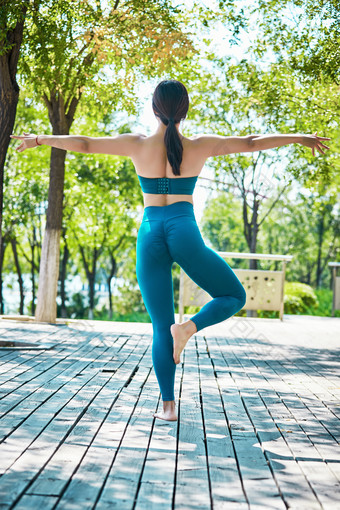 湖畔公园做<strong>瑜伽</strong>动作的亚洲年轻女性