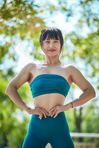 湖畔公园做瑜伽动作的亚洲年轻女性