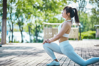 湖畔公园做<strong>瑜伽</strong>动作的亚洲年轻女性