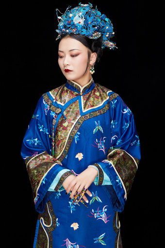黑色背景下的清代女性古装造型清朝古装