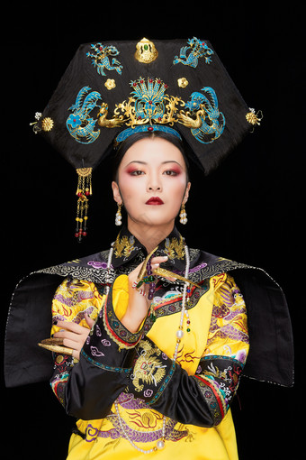 黑色背景下的清代皇后古装造型清朝古装
