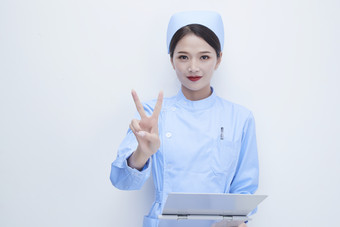 白背景里穿蓝色护士服手持病历夹的美女护士