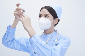 穿护士服戴听诊器口罩和手执<strong>针筒</strong>的美女护士