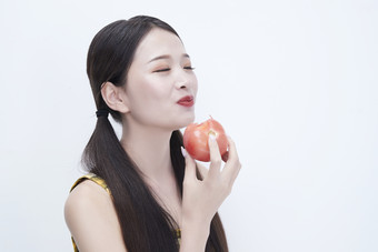 啃咬番茄身穿格子吊带裙的亚洲可爱少女人像