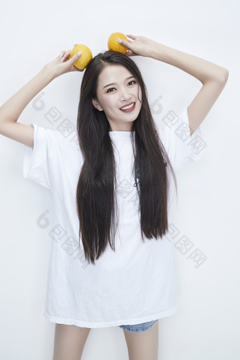 手拿柠檬身穿白色长T血的亚洲可爱少女人像