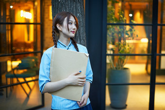 庭院中手拿复古书籍倚靠大树的<strong>民国风</strong>少女