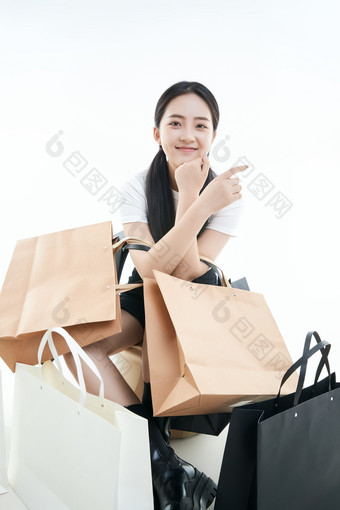 白色背景下手提购物袋时尚美丽的亚洲少女