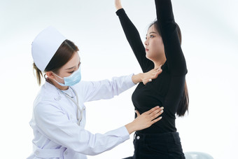 年轻的女性医护人员为患者进行胸部检查