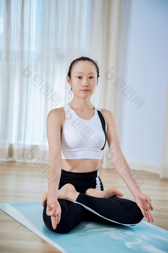 做瑜伽动作的亚洲年轻女性