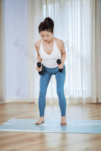 做<strong>瑜伽动作</strong>的亚洲年轻女性