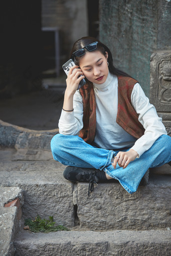 老旧城区里穿着复古港风的美丽清纯少女