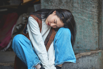 老旧城区里穿着复古港风的美丽清纯少女