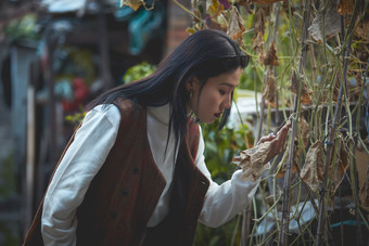 老旧城区里穿着复古港风的美丽清纯少女