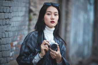 手持相机拍摄的港风少女