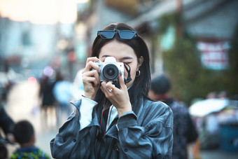 手持相机拍摄的港风少女