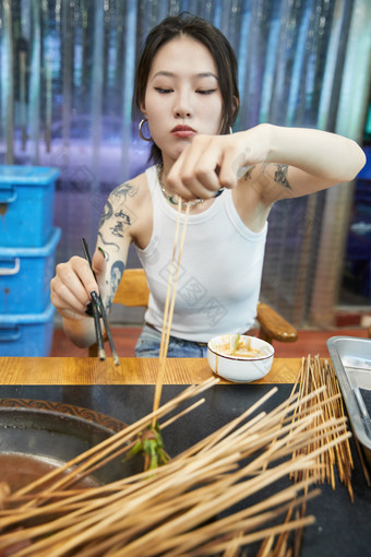 在饭馆吃成都串串的亚洲少女