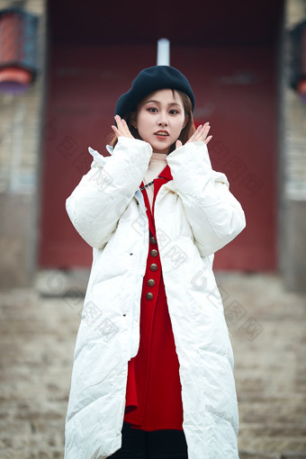 雪后在老街<strong>古巷</strong>游玩的美丽亚洲少女