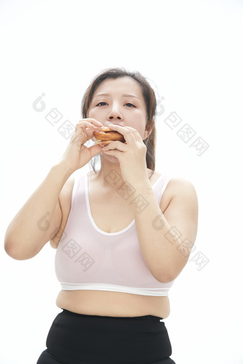 因暴饮暴食导致<strong>身材</strong>走样的亚洲女士