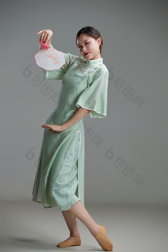 穿着中式旗袍翩翩<strong>舞</strong>蹈的亚洲少女<strong>舞</strong>者