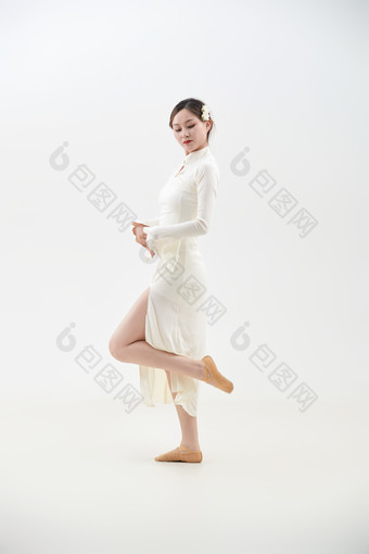 穿着白色旗袍头戴绢花的跳<strong>古典舞</strong>的少女