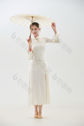 穿着白色旗袍头戴绢花的跳古典舞的少女