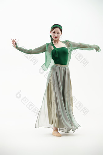 身穿青色古典舞蹈服装手拿蒲扇跳舞的少女