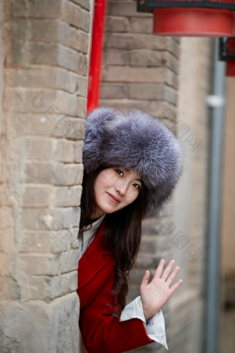 春节在老城古巷穿着喜庆服饰的美丽少女