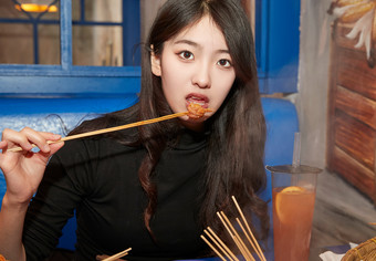 在饭馆吃成都串串的亚洲少女