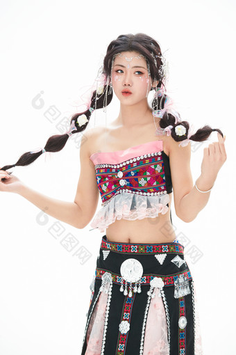 身穿少数民族哈尼族网红族服饰的东方少女