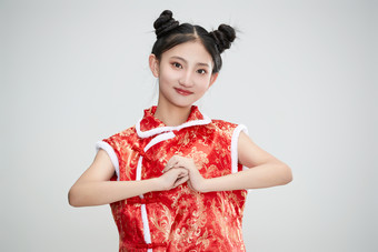 白色背景下身穿喜庆传统服饰的亚洲可爱少女