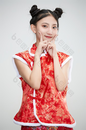 白色背景下身穿喜庆传统服饰的亚洲可爱少女