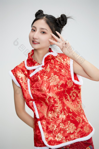 白色背景下身穿喜庆传统服饰的亚洲可爱少女