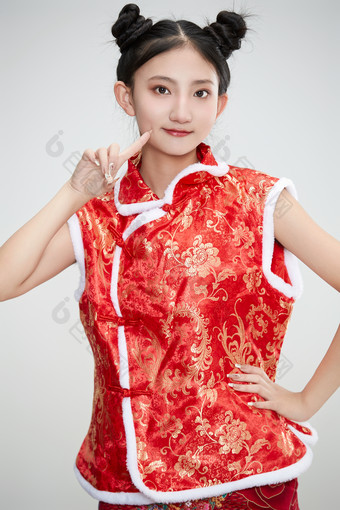 白色背景下身穿喜庆传统服饰的亚洲可爱少女