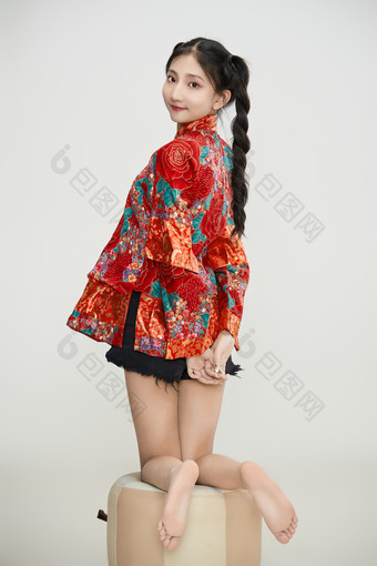 白色背景下身穿中国传统服饰的少女