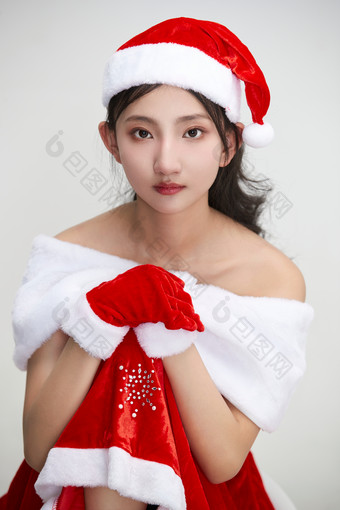 身穿圣诞服饰的可爱亚洲少女