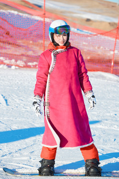 在滑雪场进行滑雪运动的年轻女性