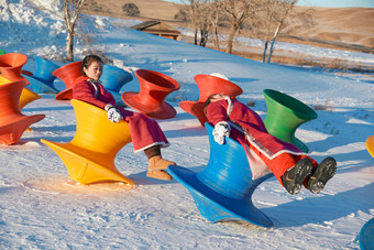 在冰天<strong>雪地</strong>玩耍雪上娱乐载具车辆的闺蜜少女
