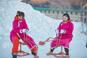 在雪地上打闹嬉戏开心玩耍的闺蜜少女