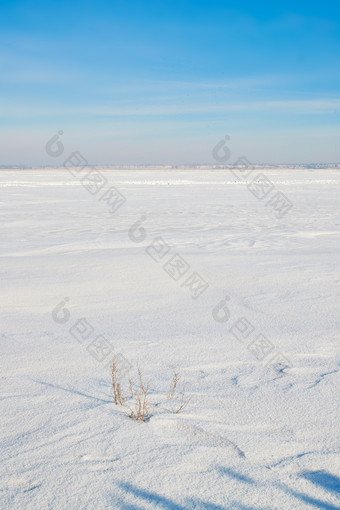 中国河北张家口沽源县天鹅湖冬季湖面雪景