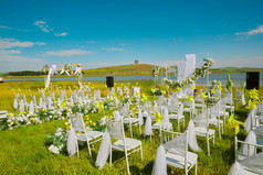 湖畔晴空下浪漫的草坪婚礼布场